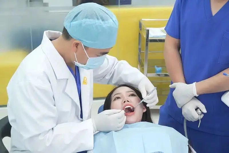 Bác sĩ chuyên khoa răng hàm mặt trực tiếp điều trị từ dịch vụ chuyên sâu đến thẩm mỹ