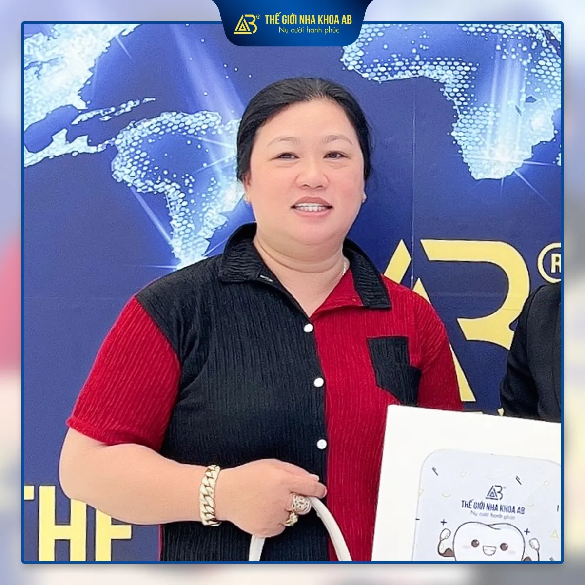 khach-hang-tay-trang-rang-4