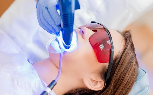 tay-trang-rang-tai-nha-khoa